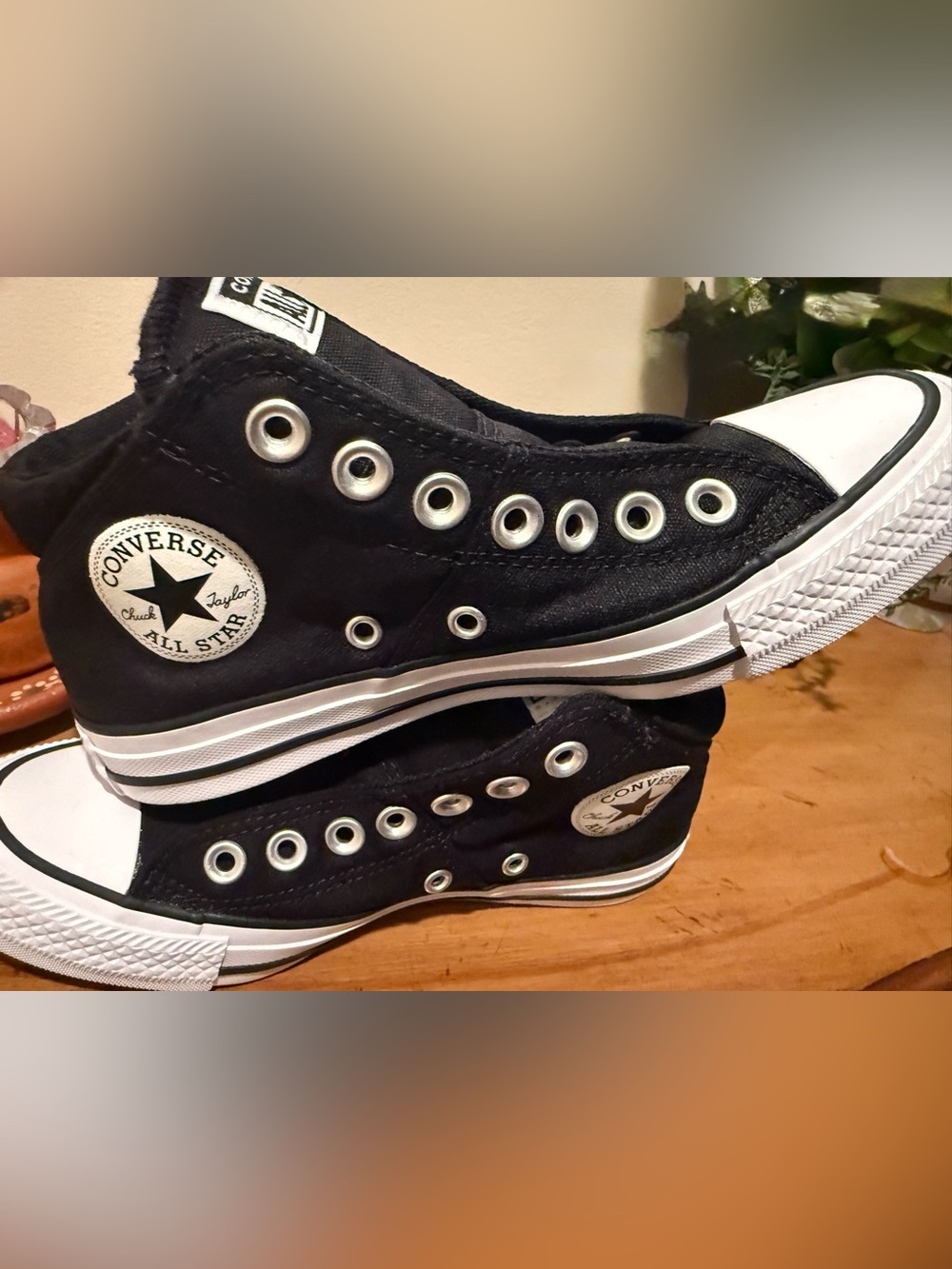 Converse women’s Black Low Top Canvas Sneakers size 6